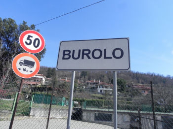 Cartello stradale all’arrivo a Burolo (42040 bytes)